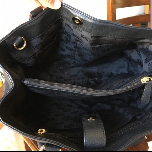 Mickel kors purse with strap - Picture 2 of 3